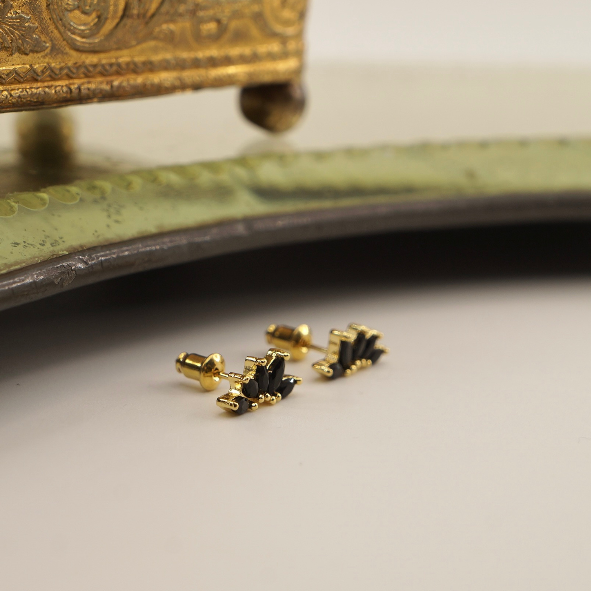 Aros mini enchape oro 18k circón negro