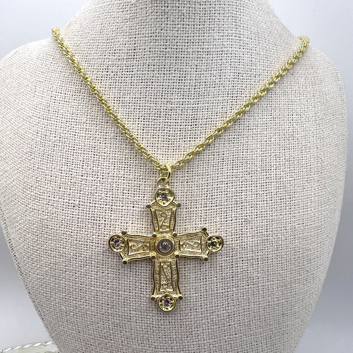 Collar cadena torcida cruz circón