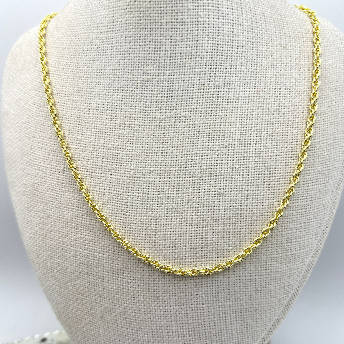 Collar cadena torcida enchape oro 18k