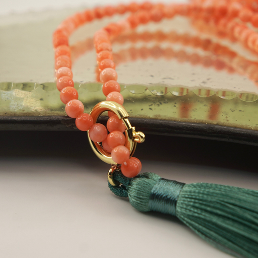 Collar cuentas color coral borla verde