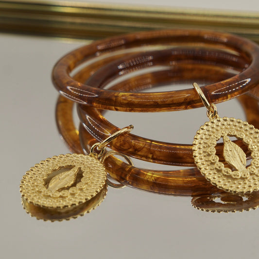Pulsera virgen enchape oro y resina