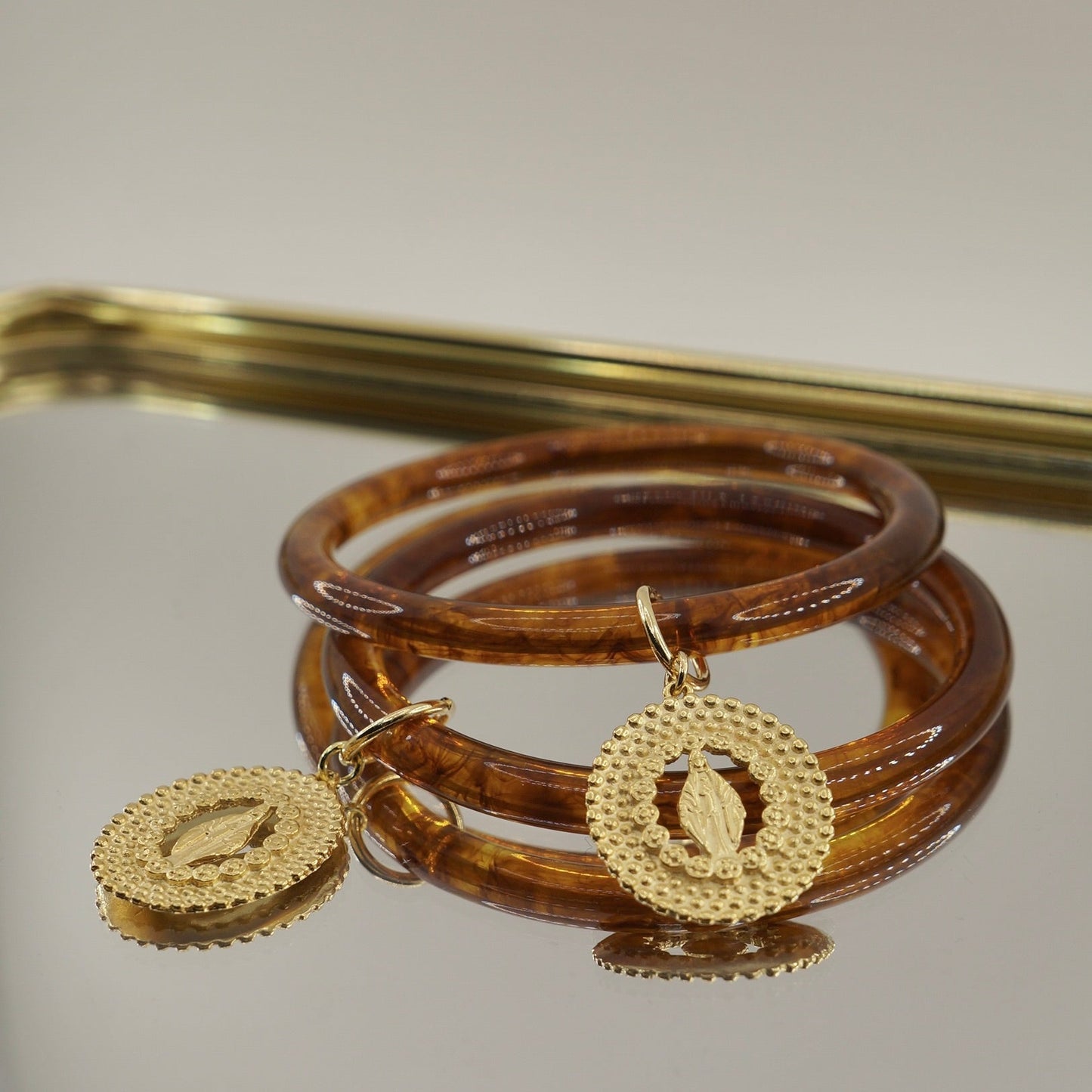 Pulsera virgen enchape oro y resina